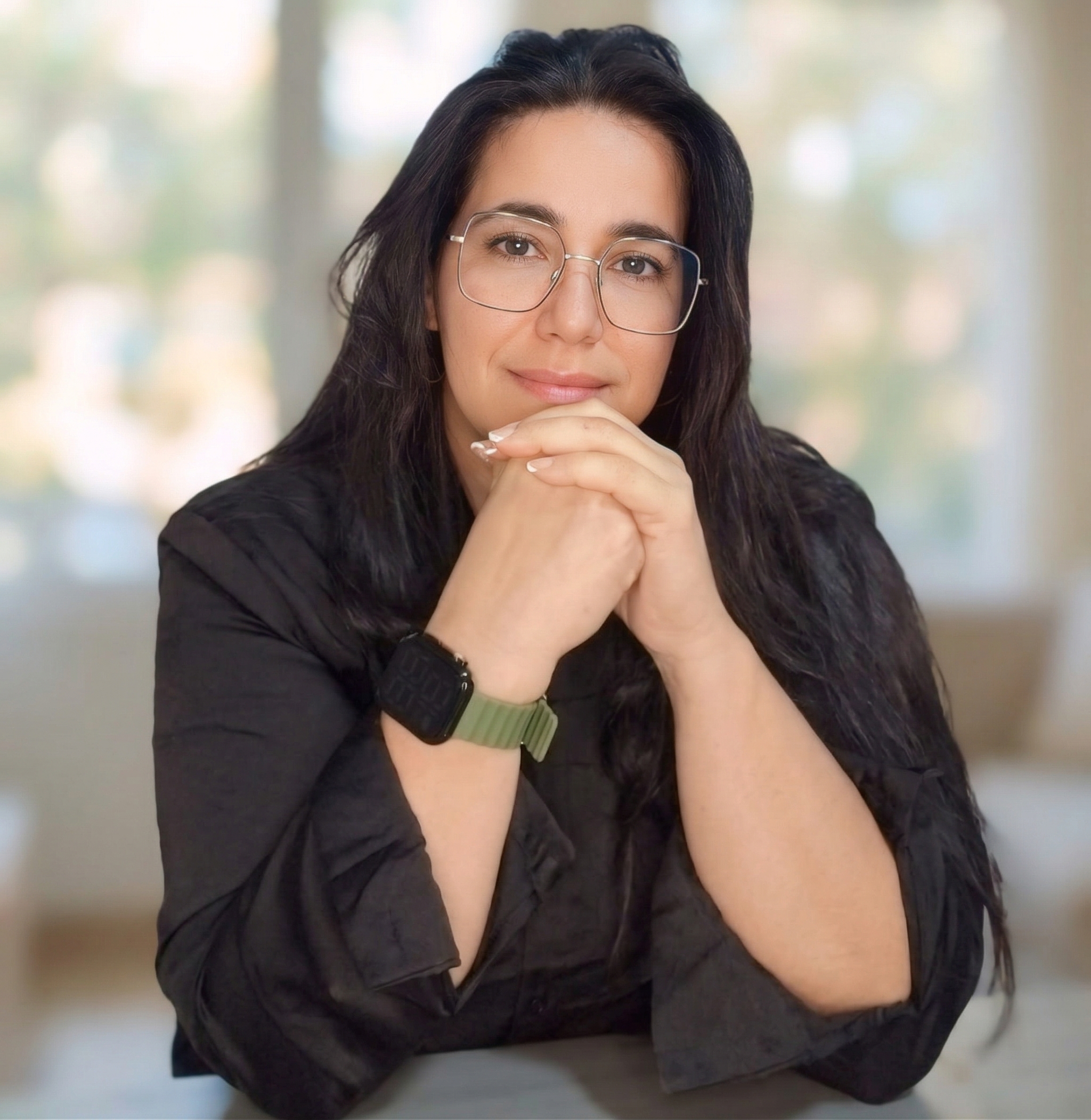 Elenilza Bezerra em posição reflexiva, representando a profundidade do trabalho terapêutico